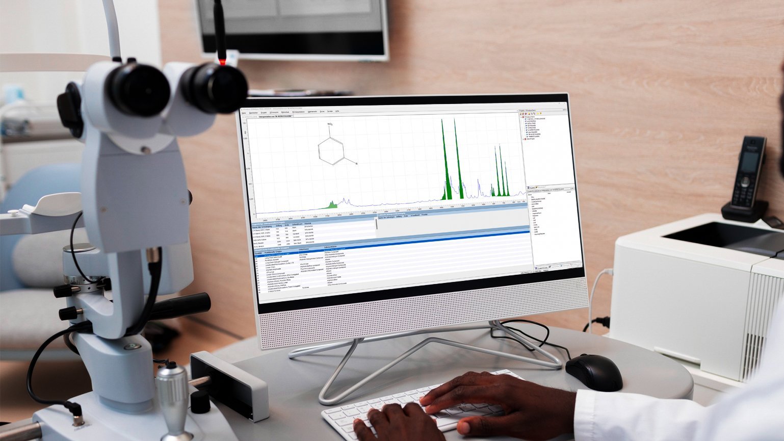 [Translate to German:] Doctor in ophthalmologist's office interpreting ir spectra with irAnalyze desktop software