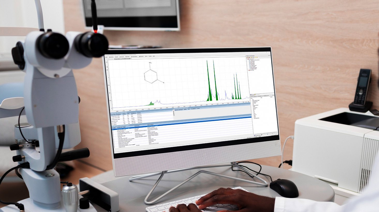 Doctor in ophthalmologist's office interpreting ir spectra with irAnalyze desktop software